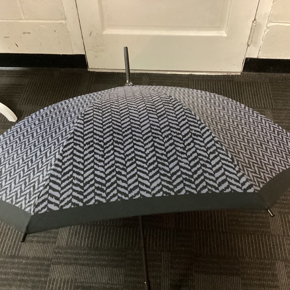 HALSTON vintage, beautiful umbrella, purples, and black - Picture 7 of 7